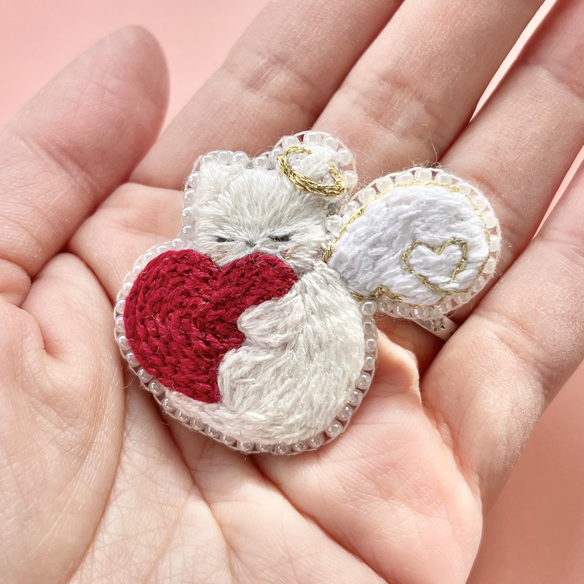 【ハート抱っこの天使ねこ＊ブローチ】

真っ赤なハートを抱っこして眠る
天使の子猫を刺繍しました໒꒱✨

 #猫 #刺繍

minneで販売開始です♡⃛
minne.com/@blue-emma