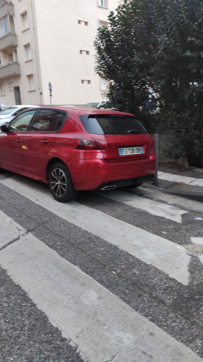 parodienne's tweet photo. @DidierJau @marseille @yann_ohanessian 24/01/23 ça fait 1 an que tous les jours des voitures sont garées sur les passages piétons, en face d'une école (rue Antoine Pons), à 300m de @marseille4_5 @patosk @jacquesantoine #depit #vivreEnsemble https://t.co/0pcdR7PSQN