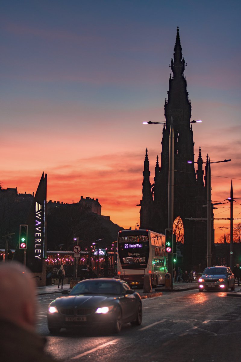 The beauty of an Edinburgh winter sunset is made even sweeter by seeing others relish in its splendor 🏴󠁧󠁢󠁳󠁣󠁴󠁿💜 

#ScotlandisCalling #Scotland #EdinburghScotland #Edinburgh