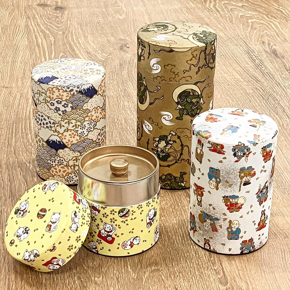 未だ正月気分^ ^ 

Lucky and happy washi paper designs canisters. Have fun🤩 

#お茶缶 #和紙貼缶 #茶筒 #浅草 #蔵前 #缶 #七福神 #招き猫 #風神雷神 #富士山 #おめでたい #teatin #tea #teacanister #teacaddy #madeinjapan #can #washican #shichifukujin #fujinraijin #luckydesign #mtfuji