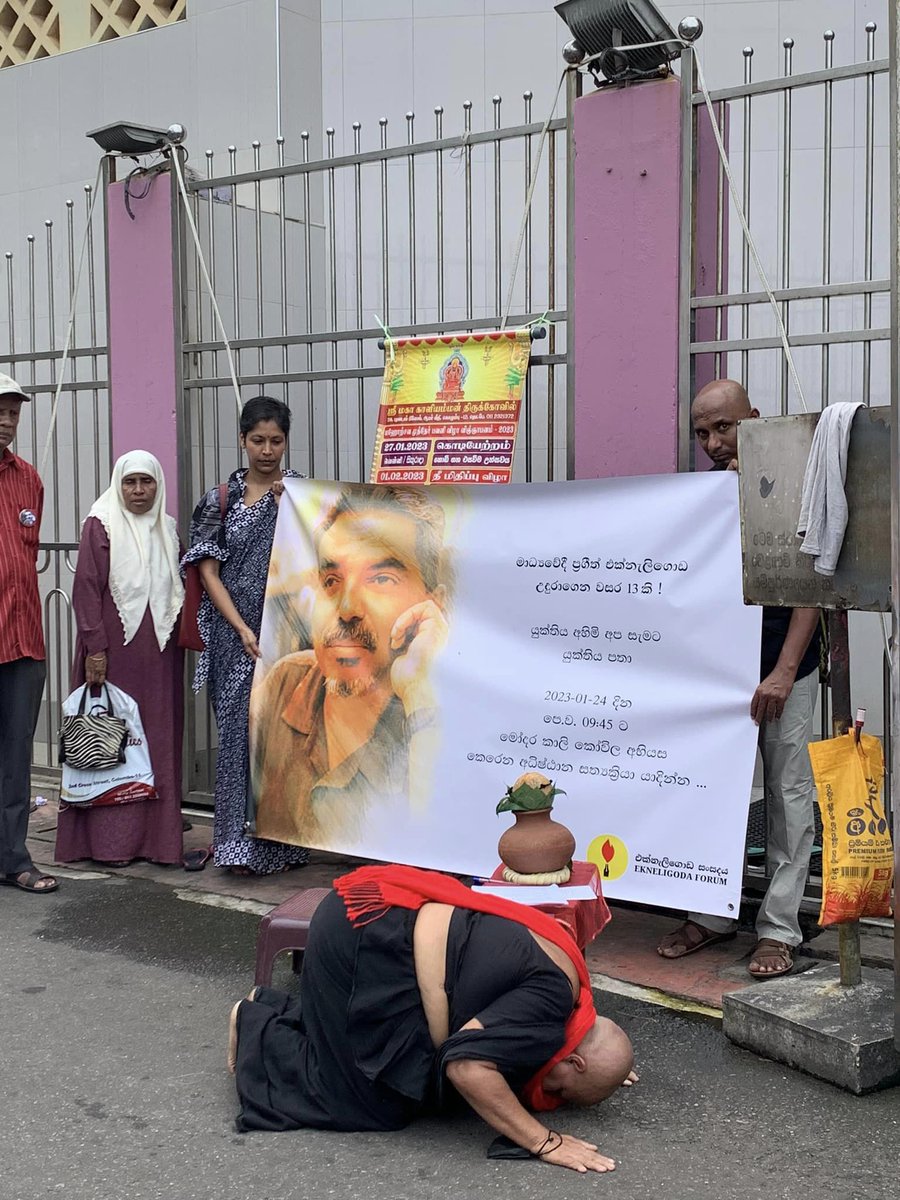 MaatramSL's tweet photo. @SP_Ekneligoda பிரகீத் எக்னலிகொட காணாமலாக்கப்பட்டு இன்று 13 வருடங்கள் பூர்த்தியானதை முன்னிட்டு மோதரை காளி கோயில் முன்பாக அவரது மனைவி @SP_Ekneligoda நீதிவேண்டி பூஜை வழிபாடுகளில் ஈடுபட்டார். 

https://t.co/7Qvs2GtOrF

#Prageeth #PrageethEknaligoda #lka #SriLanka https://t.co/G6GbW8HC0S