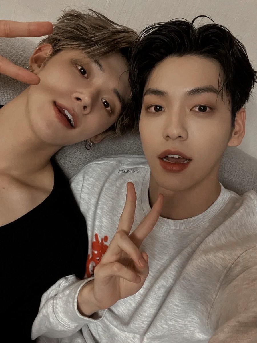 AlSHITEIRU's tweet photo. if you never fell out of the sky I don't know what I would do, I wouldn't trade one thousand lives for the one I have with you ♡ ☽ ☼ https://t.co/pH3BmKaK8K