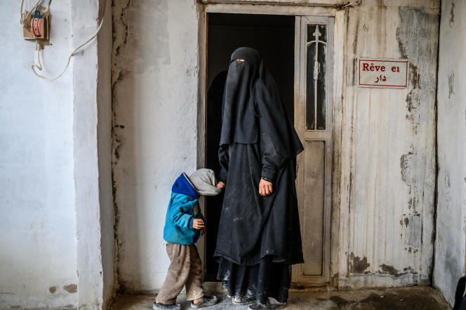 F_Desouche's tweet photo. La France a rapatrié 15 femmes et 32 enfants des camps de prisonniers djihadistes en Syrie, cette opération est la 1ère de 2023, confirmant la rupture déjà entamée en 2022 de Paris avec la politique du « cas par cas »
https://t.co/0hjCWEky4V https://t.co/26p8iCbOrH