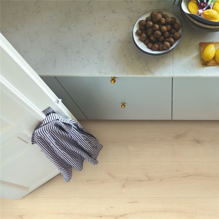 SpainPergo's tweet image. ¿No lo vas a poner en tu casa? 🤩 Nuestro suelo laminado Roble Costa Plancha posee un carácter natural que crea un ambiente de tranquilidad y confort👍 Resistente al agua y fácil de instalar 💪 Referencia en pergo.es L0234-03571 #Pergo #Suelos #Interiorismo #Diseño