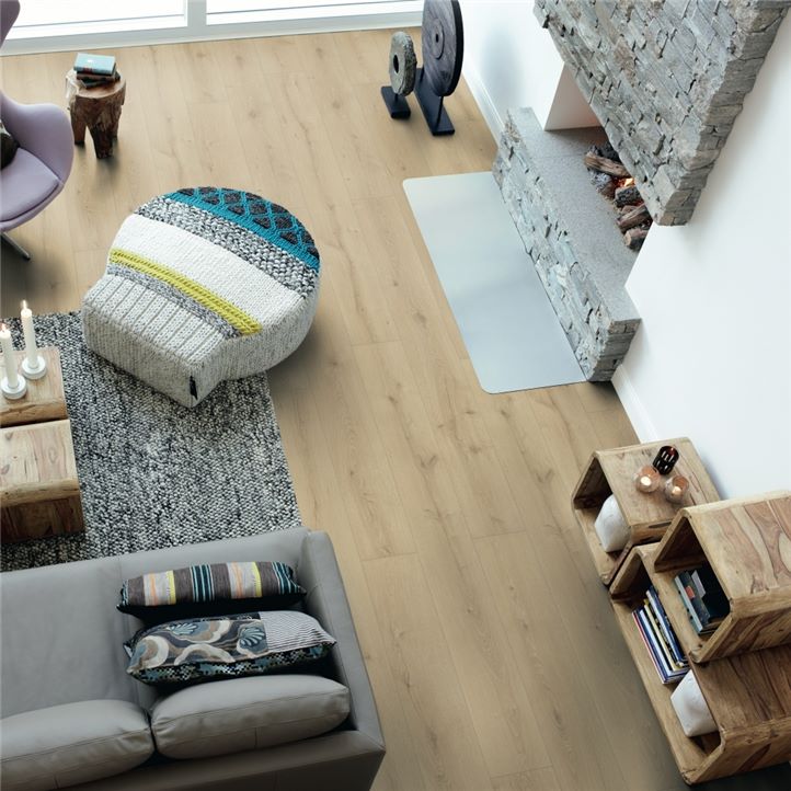 SpainPergo's tweet image. ¿No lo vas a poner en tu casa? 🤩 Nuestro suelo laminado Roble Costa Plancha posee un carácter natural que crea un ambiente de tranquilidad y confort👍 Resistente al agua y fácil de instalar 💪 Referencia en pergo.es L0234-03571 #Pergo #Suelos #Interiorismo #Diseño