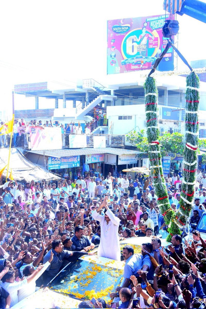 NtvTeluguLive's tweet photo. కొండగట్టు లో జనసేన పార్టీ అధినేత పవన్ కళ్యాణ్ కు గజమాల తో ఘన స్వాగతం పలికిన అభిమానులు.

#PawanKalyan #Varahi, #JanaSenaChaloKondagattu #Janasena #NTVTelugu https://t.co/KkXtEZ5ULu