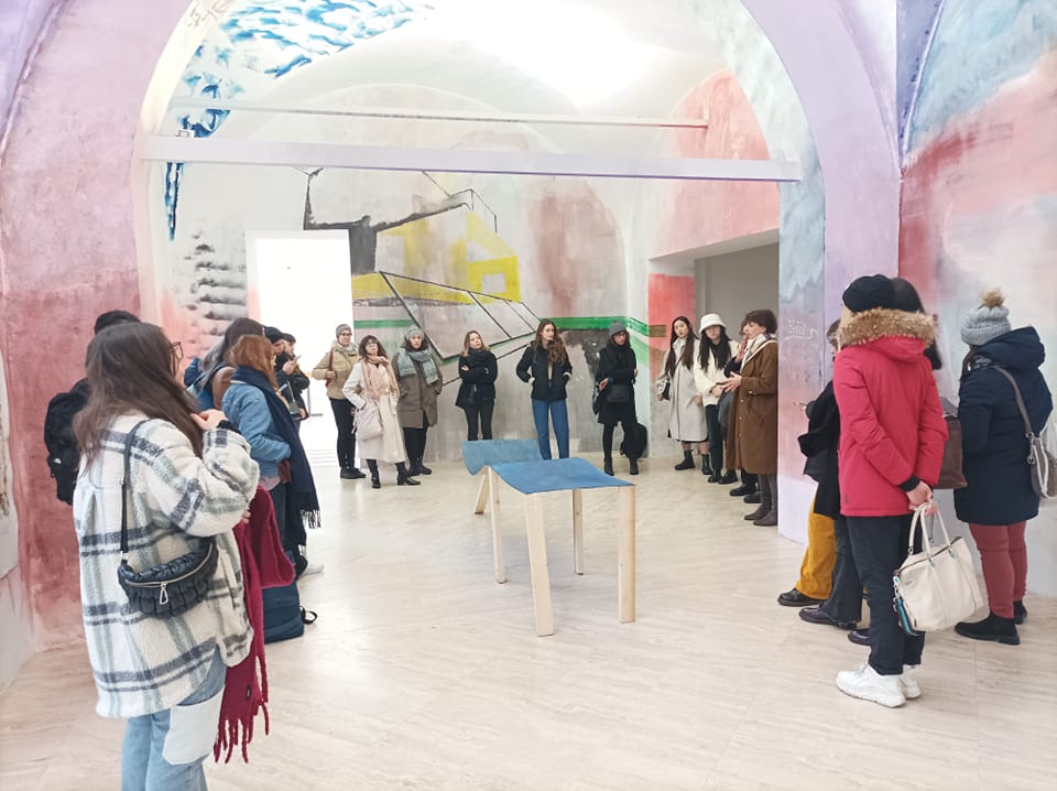 The class of "Museologia del contemporaneo" of the <a href="/abafirenze/">Accademia Firenze</a> visiting "Notte Oscura" curated by <a href="/Marcellibus/">Marcello Smarrelli</a>, with the participation of #PaulineCurnierJardin, #VictorMan, #MiltosManetas. Photo: director #AnnadAmelioCarbone introducing the exhibition.