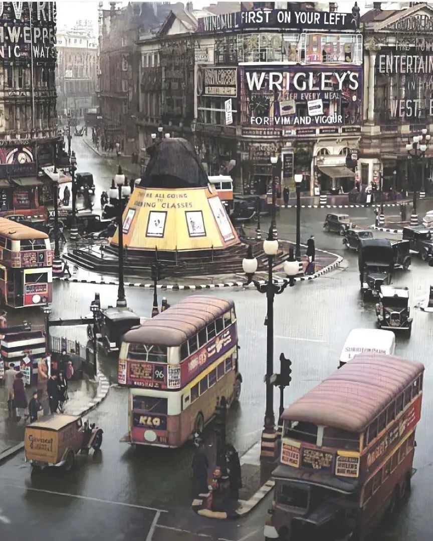 Piccadilly Circus, #London 1941 🖤

Do you know somebody who was around at the times of the Blitz? 
What did they tell you about it?

📷 Photo credits unknown