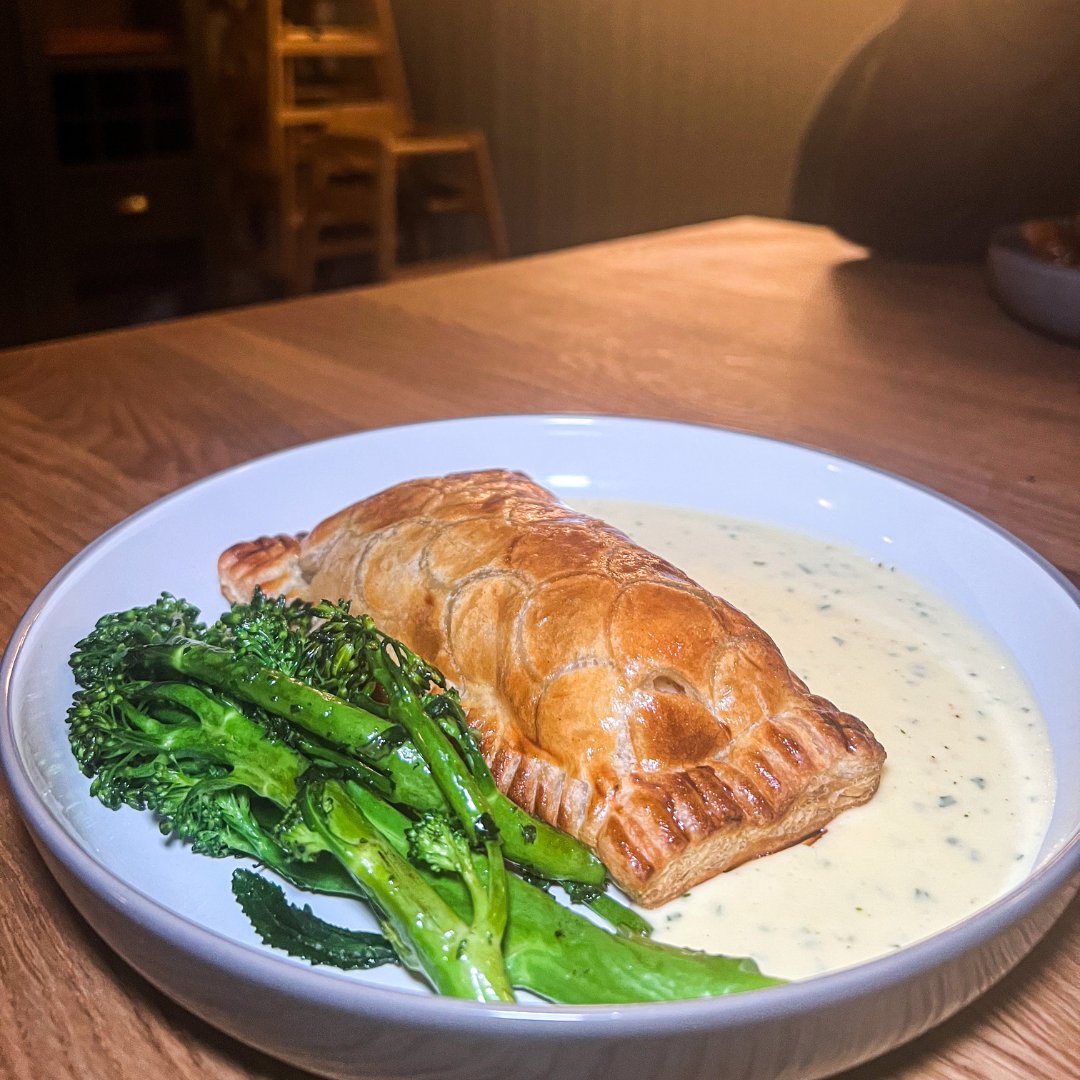 flaginnwivenhoe's tweet photo. “We enjoyed a really relaxed evening full of good food, exquisite cocktails and unbeatable service. The restaurant is truly magnificent and will leave you wanting to return!”

So proud of this #review from the @EssexFoodies after they joined us for food and drinks recently! https://t.co/CqHdnLLl2M