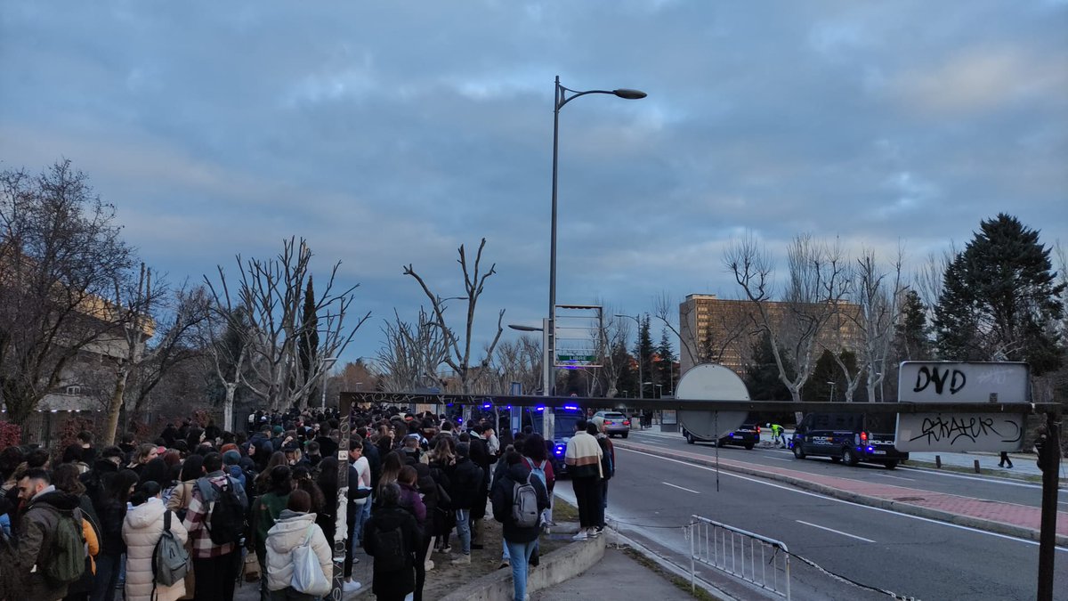 😡No solo restringen el acceso libre a la facultad, sino que ss han encargado de llenar Ciudad Universitaria de cientos de antidisturbios.
🔥Fuera Ayuso de la UCM!
🔥Fuera policía de nuestros campus!
