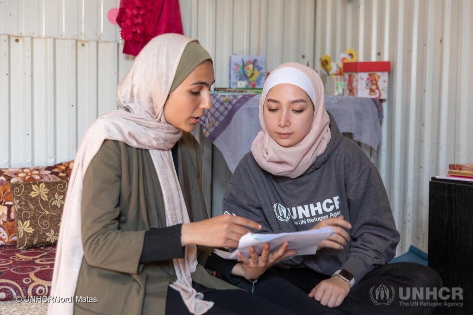 Refugees's tweet photo. Rasha is 18. She lives in Azraq Refugee Camp, Jordan.
 
She met @GhazalMia after earning a DAFI scholarship to go to university. Education is a human right! 📚 #EducationDay https://t.co/k6Wqw28CN4