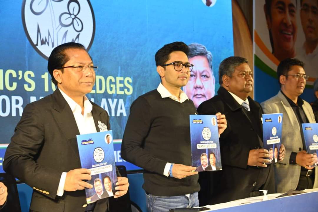 KhelaHobe2024's tweet photo. Towards a better future, we strive! 
Our National Gen.Sec. Shri @abhishekaitc announced our TEN PROMISES to the people of Meghalaya. 
We pledge to cater to people, understand their concerns, and address their grievances.
Better days are on the horizon.
#TMCForMeghalaya
#KhelaHobe https://t.co/b2AskiR450