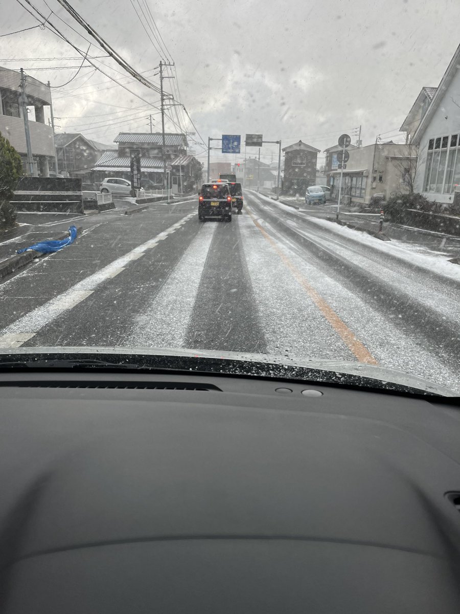 mikantoonsen's tweet photo. この時間でこれだと明日どうなるん？
#松山の雪
#明日絶望 https://t.co/QRlUL2nIz3