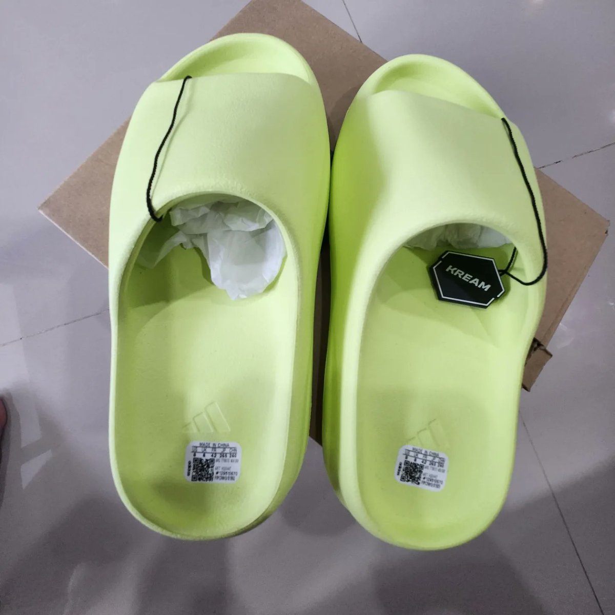 minerize's tweet photo. Yeezy Slide สี glow green แท้ !
แค่ลองเฉยๆใส่ไม่ได้ค่ะ
size 42 / 8 ราคา 5000฿ รวมส่ง
ความยาวเท้าไม่เกิน 26cm. สนใจ DM ได้เลยค่ะ *พร้อมโอนลดได้ค่ะ
#yeezyslide #addidas #carlynbag #รองเท้าแตะ https://t.co/xTt9vAFzvy