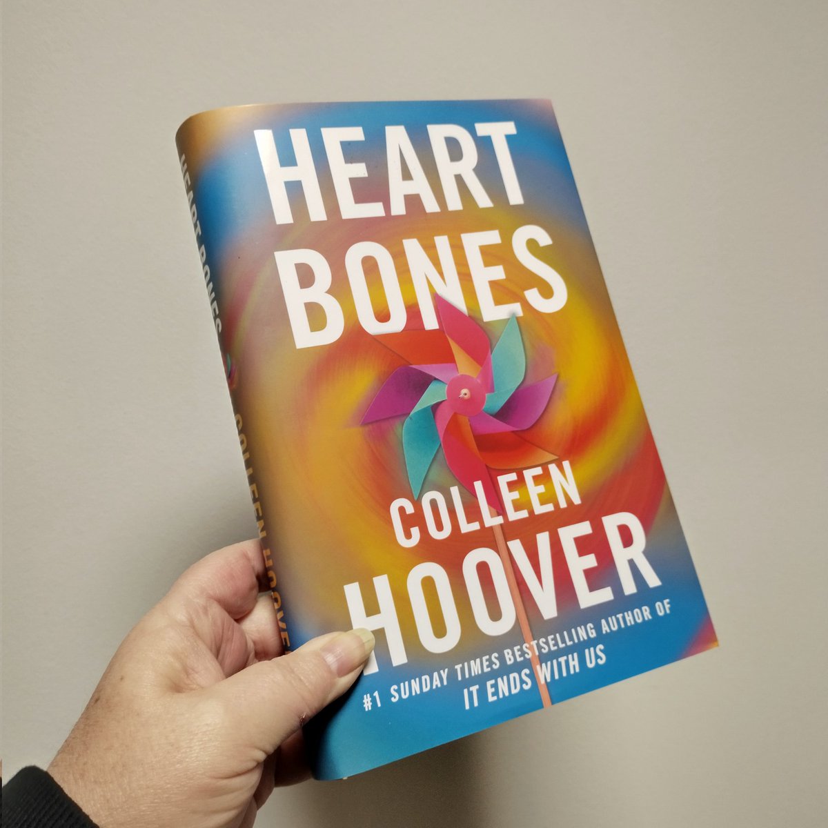 BookMinxSJV's tweet photo. To celebrate the release of the new Colleen Hoover novel #HeartBones, out in all good #ChooseBookshops 31st Jan, I've got two copies to giveaway!

Simply RT&amp;Follow by noon 30th Jan to get your name in my Big Hat of Chance. First 2 UK @'s out the hat, #WIN a copy!

#RespectRomFic https://t.co/NzQiRmS2um