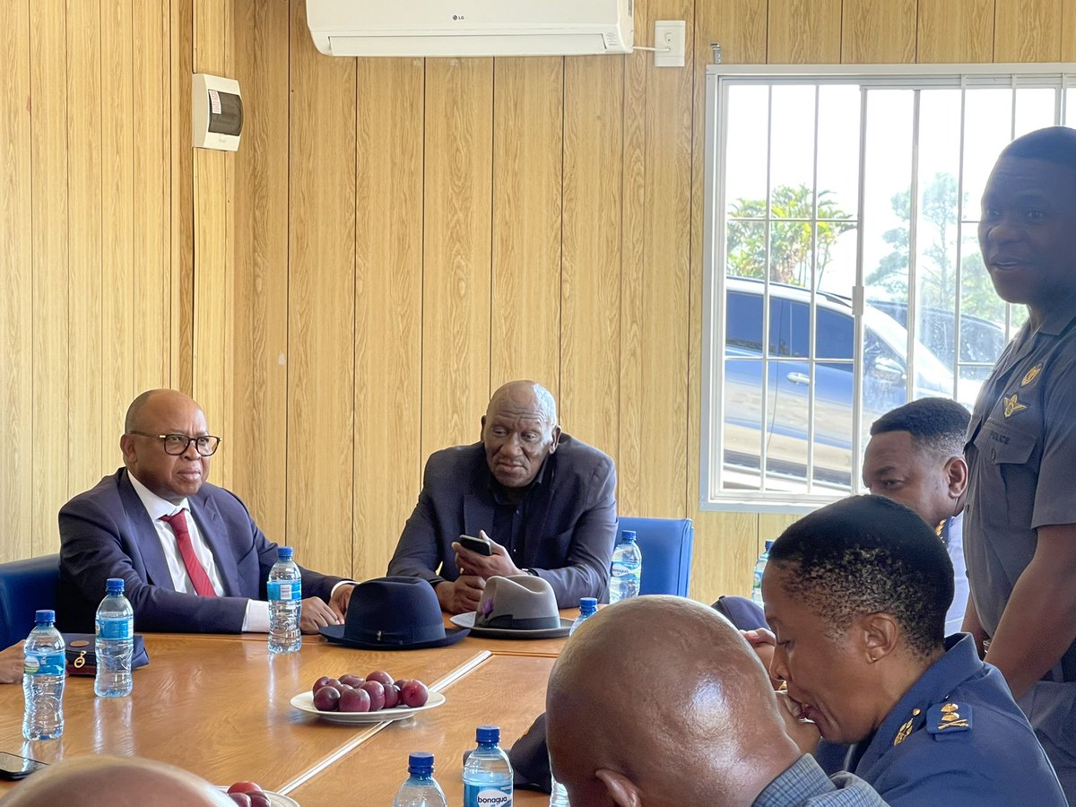 LirandzuThemba's tweet photo. [AT THIS HOUR] @SAPoliceService top brass are receiving a briefing on the murder of a #PortEdward Warrant Officer Mavundla who was gunned down  with his family, including two children. A third child, seven year old girl, is fighting for her life in hospital.#PoliceKilling https://t.co/0kHsQDGdDI