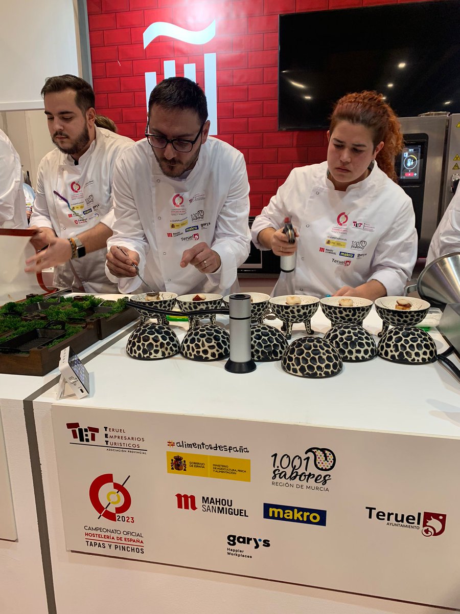 👏 Excelente intervención de La Barrica de Teruel, en el I Campeonato de Tapas y Pinchos de España, organizado por @cehehosteleria con la colaboración de @aytoteruel 👇
‼ Patricio y Libertad han elaborado su tapa a la perfección, una versión del tradicional Regañao de #Teruel