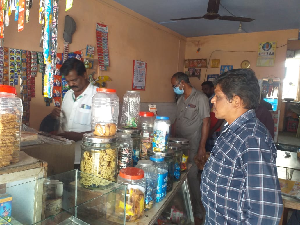 PollachiMunici1's tweet photo. Today 24.01.2023 Pollachi Municipality conducted plastic raid at Commercial Areas @Shyamla_Navanee 
#IndiaVSGarbage
#SwachhthaKaUpahaar
#IndiaVsGarbage
#SwachhAmritMahotsav
#SwachhSurvekshan2023
#harageelasookhaneela
#Pugaiilabhogi https://t.co/x9yU42LPeY