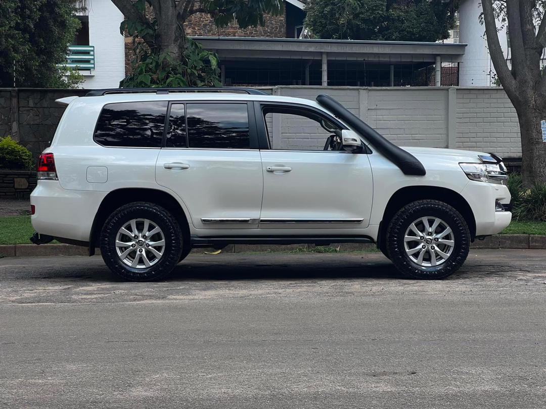 ghostdhliwayo's tweet photo. 🔥Just landed
2016 Toyota Landcruiser Vx
200 series
Fridge
Heated seats
360 degree
Ex South African
Snokel
Brandon offroad tyres
Front and rear camera
Price:$105 000 USD
0776358490 inspired by #AndrewTate #zim #zimbabwe #harare #GodsPlan #zw https://t.co/lexblZBg1k
