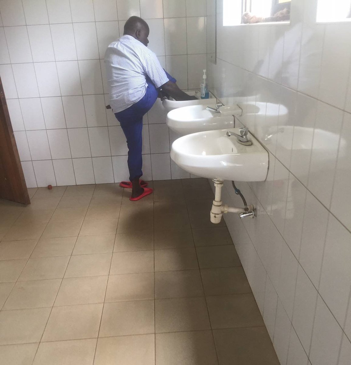 OmbunaJoshua's tweet photo. @Goddie_Ke #KIBABBII 
sabuni ni bei Kali, maji nayo haipatikani.
Hamuwezi elewaa https://t.co/kRAcFj0RBq