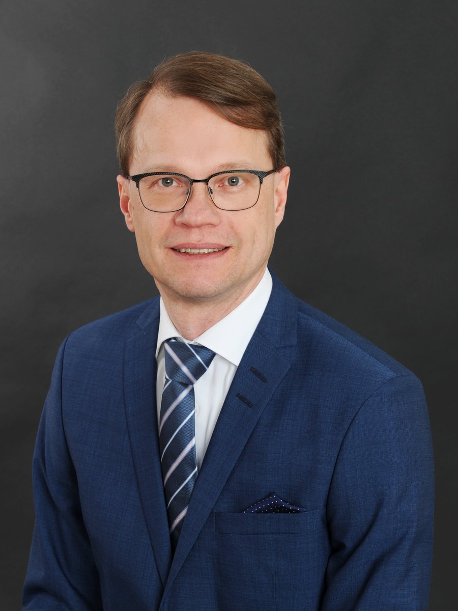 univaasa's tweet photo. Uutena #univaasa tutkimuksen vararehtorina aloittaa 8.3. lähtien Mika Grundström.
"On jännittävää ja innostavaa päästä mukaan kehittämään maailmanluokan tutkimustoimintaa yhdessä rautaisen osaajajoukon kanssa."
➡️ https://t.co/iF8qsaGbJN
#tutkimus @MikaGrundstrom https://t.co/3O5Rzbx19Q