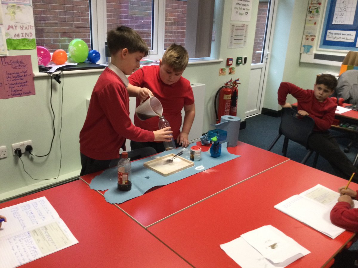 ParkViewPV's tweet photo. 4B have producing carbon dioxide in balloons 🎈using vinegar and bicarbonate of soda and then weighing them ⚖️ to see if they weigh more then other gasses. 👩🔬🧑🔬 #PVScience https://t.co/rSADKCyjgR