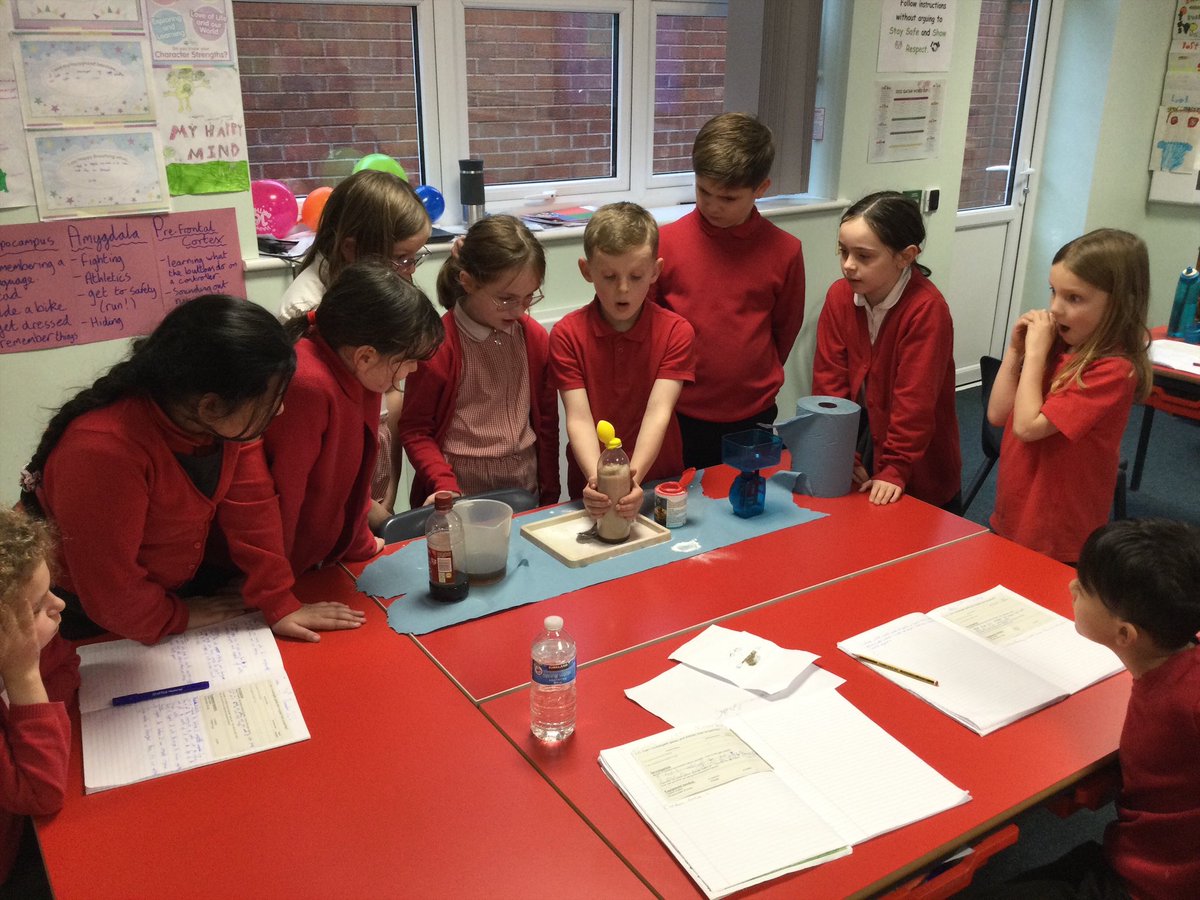 ParkViewPV's tweet photo. 4B have producing carbon dioxide in balloons 🎈using vinegar and bicarbonate of soda and then weighing them ⚖️ to see if they weigh more then other gasses. 👩🔬🧑🔬 #PVScience https://t.co/rSADKCyjgR