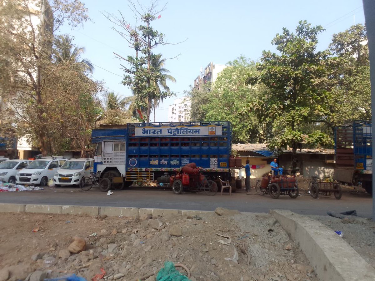 5455ab's tweet photo. Mobile Gas godown being operated on main Hans Bhugra marg a VIP road . disaster in waiting. @mybmcWardHE @mybmc https://t.co/PQZ5FVSJbR