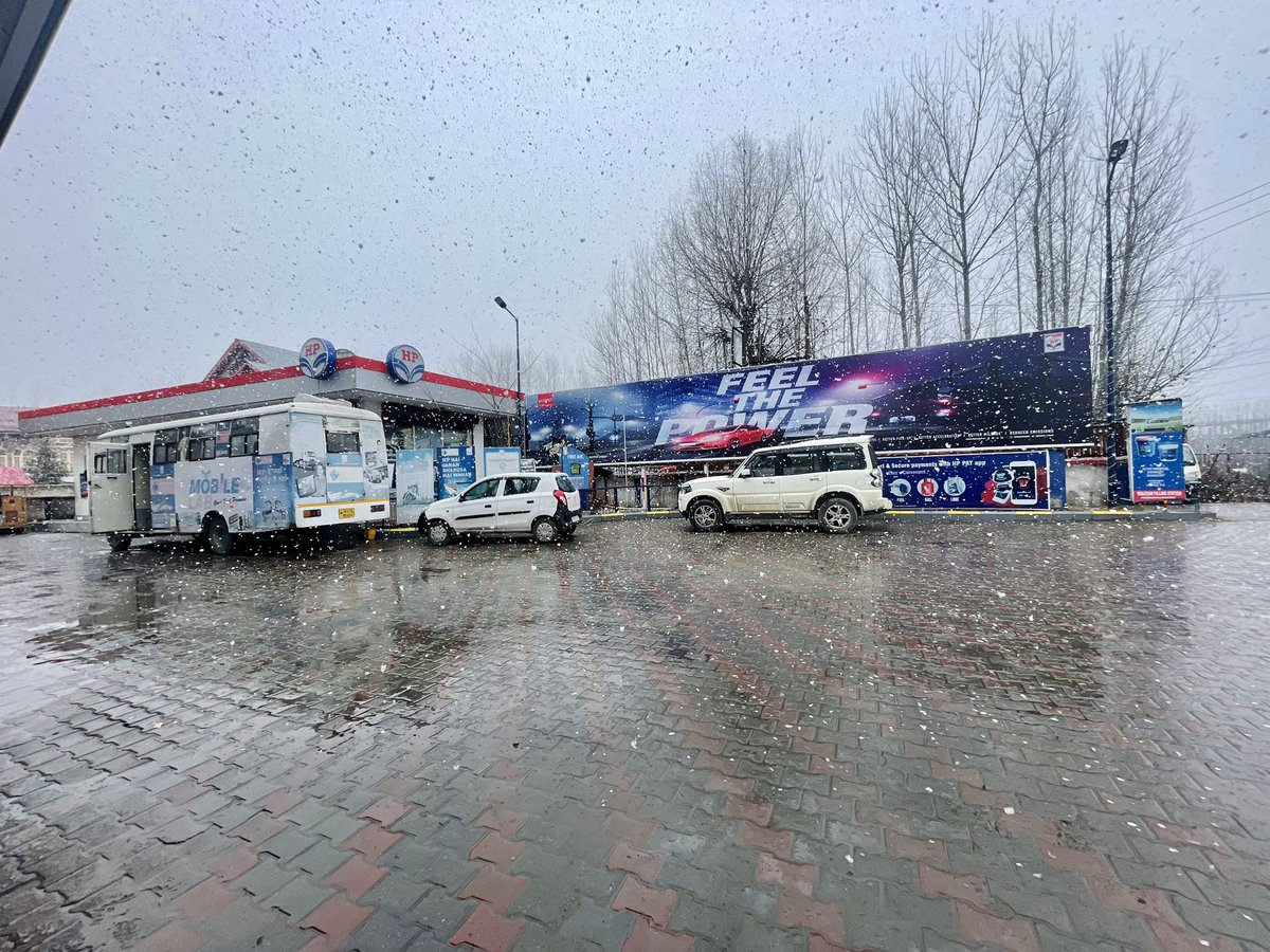 theonlyanvik's tweet photo. Whether Rainfall or Snowfall, HPCL always assures best Quality & Quantity to our customers.
#Goodfuelpromise
#poWer
@HPCL @hpcl_retail @hpcl_Chandigarh @HPCL_JAMMU @SubodhC77170649 @MehtaniRajesh https://t.co/mnGLIobSA8