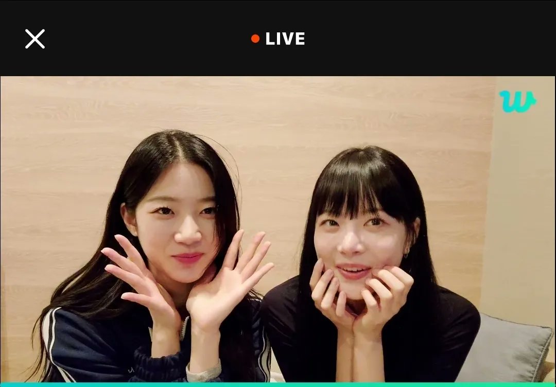 le_sserafim_ita's tweet photo. 🔹️🔎| #KAZHUA e #EUNCHAE sono ora in Live su Weverse 💙
#LE_SSERAFIM #LE_SSERAFIM_ITALIA #FERNOT https://t.co/Qn2WPJwkEJ