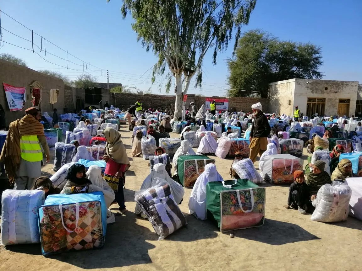 Alimdaad's tweet photo. With generous sponsorship from Purple Bandage, winter bedding kits have been delivered to struggling communities in Pakistan, where winter conditions can be especially severe.
#alimdaad #pakistan #winterkits #makingadifference #humanitarianaid #strivingtoservehumanity https://t.co/RVcm5YrY2E