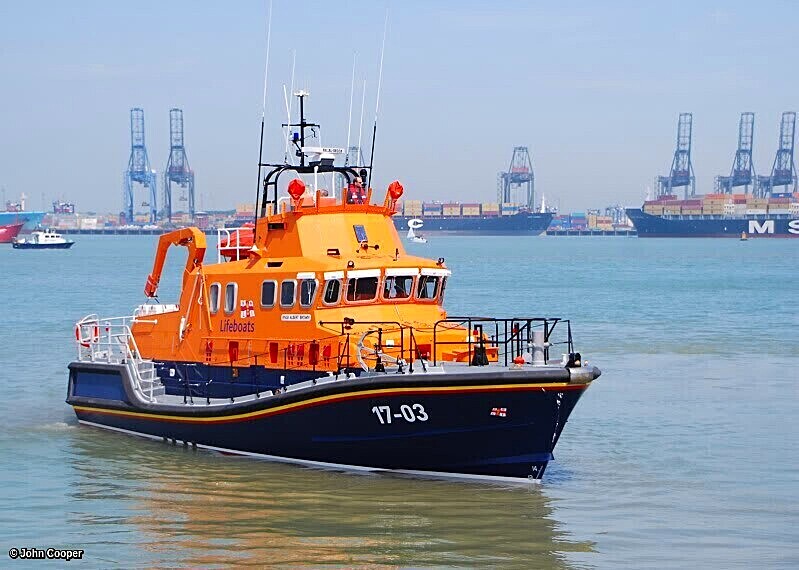 TheSuffolkMan's tweet photo. #RNLI #RNLB #Harwich #Essex #Felixstowe #Port beyond https://t.co/GltpyrI3hx