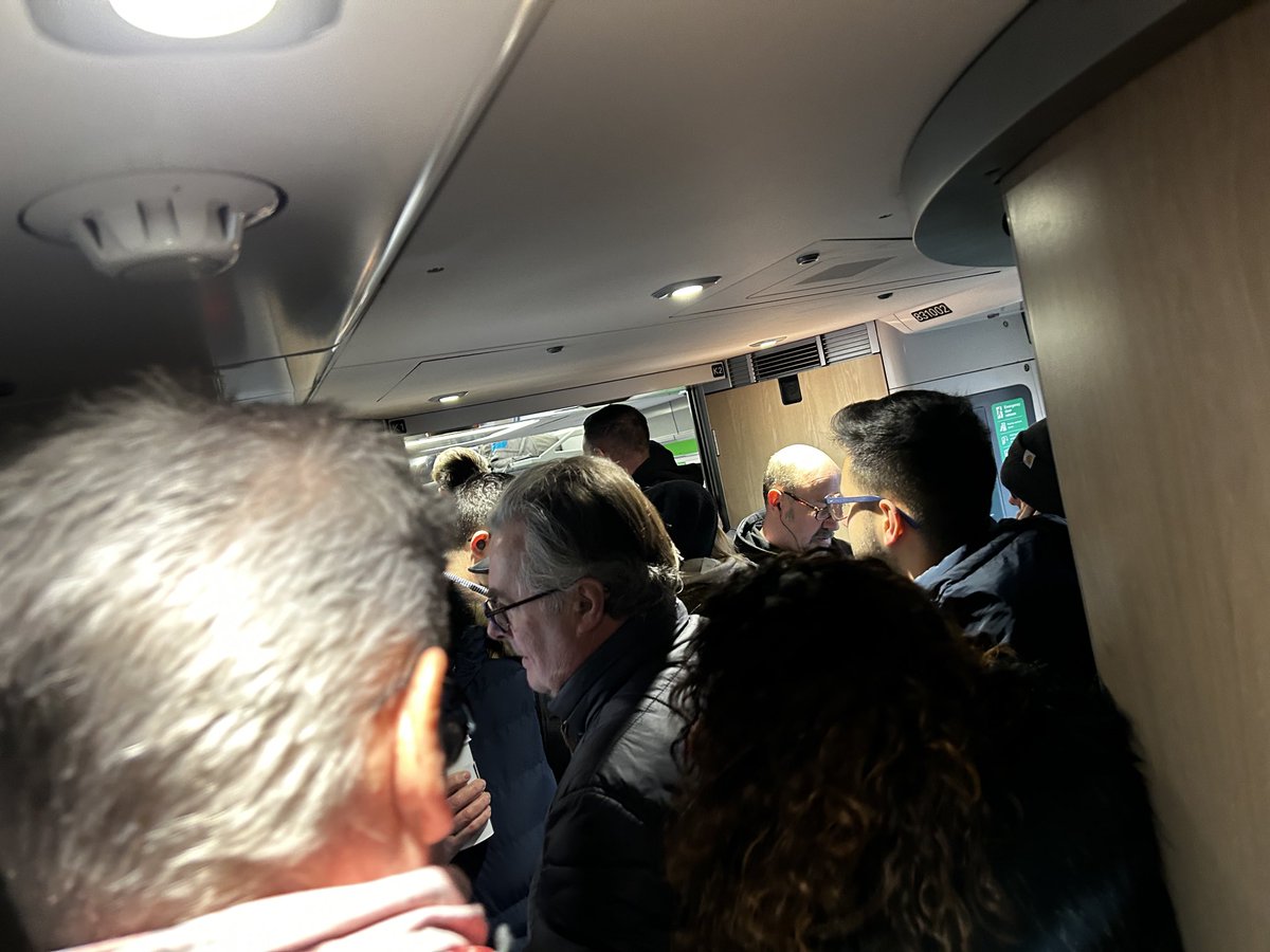 dr_simon's tweet photo. Another day, another @GWRHelp crush - standing passengers, all paying peak fares. We are again becoming a country where everything’s expensive but little works. 5 carriage train instead of the usual 9 or 10. #ripoffrail #worstgreatwestern https://t.co/KbLHhmI8vh