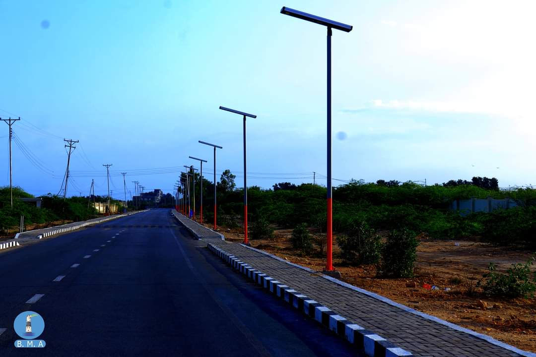 RuntaAqoonta's tweet photo. #Berbera this new road takes you to #Batalaale beach and the graveyard of the ONLY Somali man believed to die for LOVE. 
3km long road intended for night walk. 🚶‍♂️ 🚶‍♂️ 
Bravo Berbera Municipality Administration. 👏👏 https://t.co/es46jUo7N8