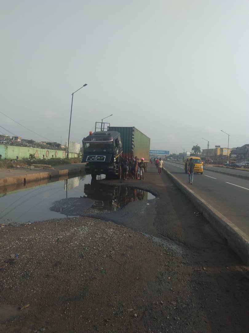 trafficbutter's tweet image. lagostraffic961: #FlashUpdate @ OKE ODO. A Broken down trailer at Cele inward Ile epo with mechanical issues. Effort is on to get it fixed as soon as possible. Adequate structure is in place  - Ltr #GETYOURPVC