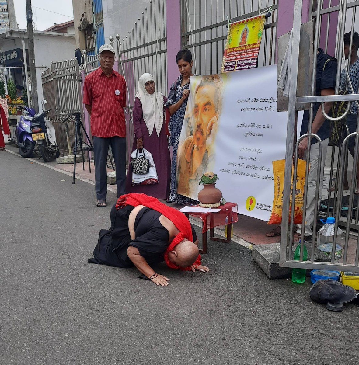JDSLanka's tweet photo. Sandya Ekneligoda, rights campaigner and wife of disappeared journalist Prageeth Ekneligoda, observed a solemn assertion of truth (sathya kriyā) today at Maha Kāli Amman Temple in #Mutwal, #Colombo to mark 13 years since his disappearance. #SriLanka https://t.co/s1xHuKXeuB