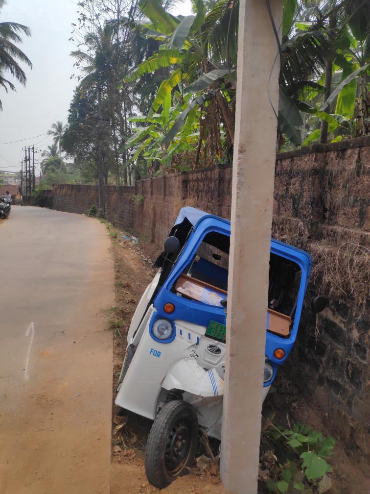 bmangalorean's tweet photo. Concrete roads building like projected runways. Little errors making big damage to vehicle &amp; human lives. No place to give side for big vehicles in the opposite direction. Creating accidents.          📍Surya narayana temple road. @mangalurucorp @SmartMangaluru https://t.co/tUDO2AUVEf