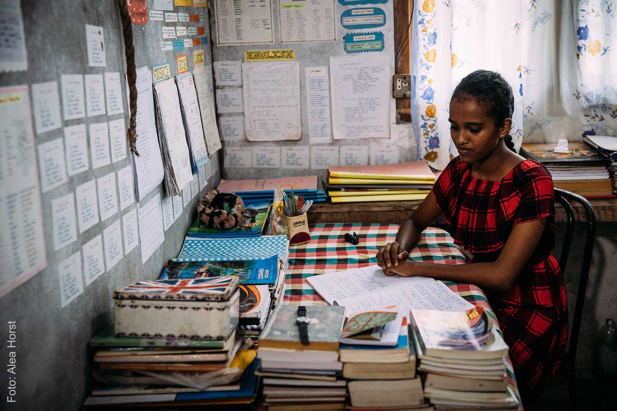 Priyanthi aus #SriLanka hat einen großen Traum: Sie will #Tourismus studieren. Um sich für einen Studienplatz zu bewerben, hat die ehrgeizige junge Frau ihr Zimmer mit zahlreichen Formeln und Vokabelkarten geschmückt.😍

#InternationalEducationDay #SOSKinderdörfer @soscvsrilanka https://t.co/rFOVKdhw8V
