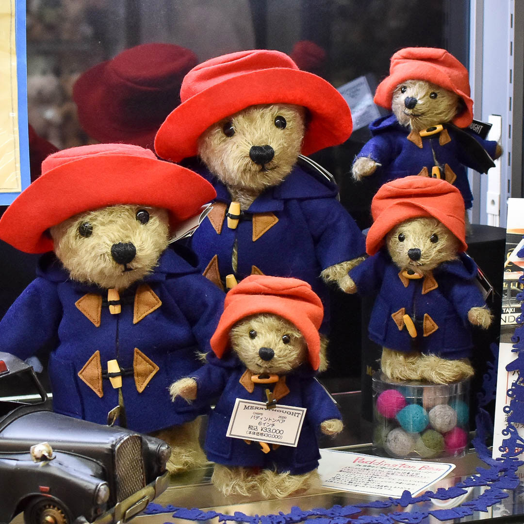 #MERRYTHOUGHT
メリーソートが製作した「パディントン ベア」のテディベア
フラットな足裏で自立できます

10インチ 👉dearbear-meguro.square.site/product/-10-/1…

6インチ 👉dearbear-meguro.square.site/product/-6-/172

店頭・オンラインで販売中です

#DearBear目黒店 #ディアベア目黒店 #テディベア #パディントン #パディントンベア