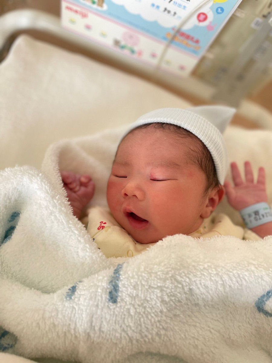 8bH15's tweet photo. 1/24 13:01
3,284g 50.5cmの元気な男の子を出産

破水スタートで規則的な陣痛に乗ってからは10時間
初産にしたらスピード出産だったけど、陣痛と495の開きが合わずかなり苦しんだ💦

途中経過のツイートにいいねやコメントくれた皆からのエールで頑張れました
お返事できてないけど本当にありがとう💓 https://t.co/kghFWTkbgw