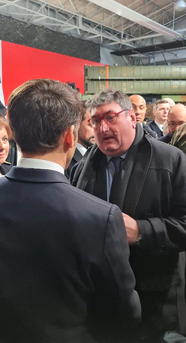 🇫🇷 #VisiteOfficielle Emmanuel Macron, Président de la République Française, s’est rendu à la base aérienne 118 à #MontdeMarsan pour présenter ses vœux aux forces armées.