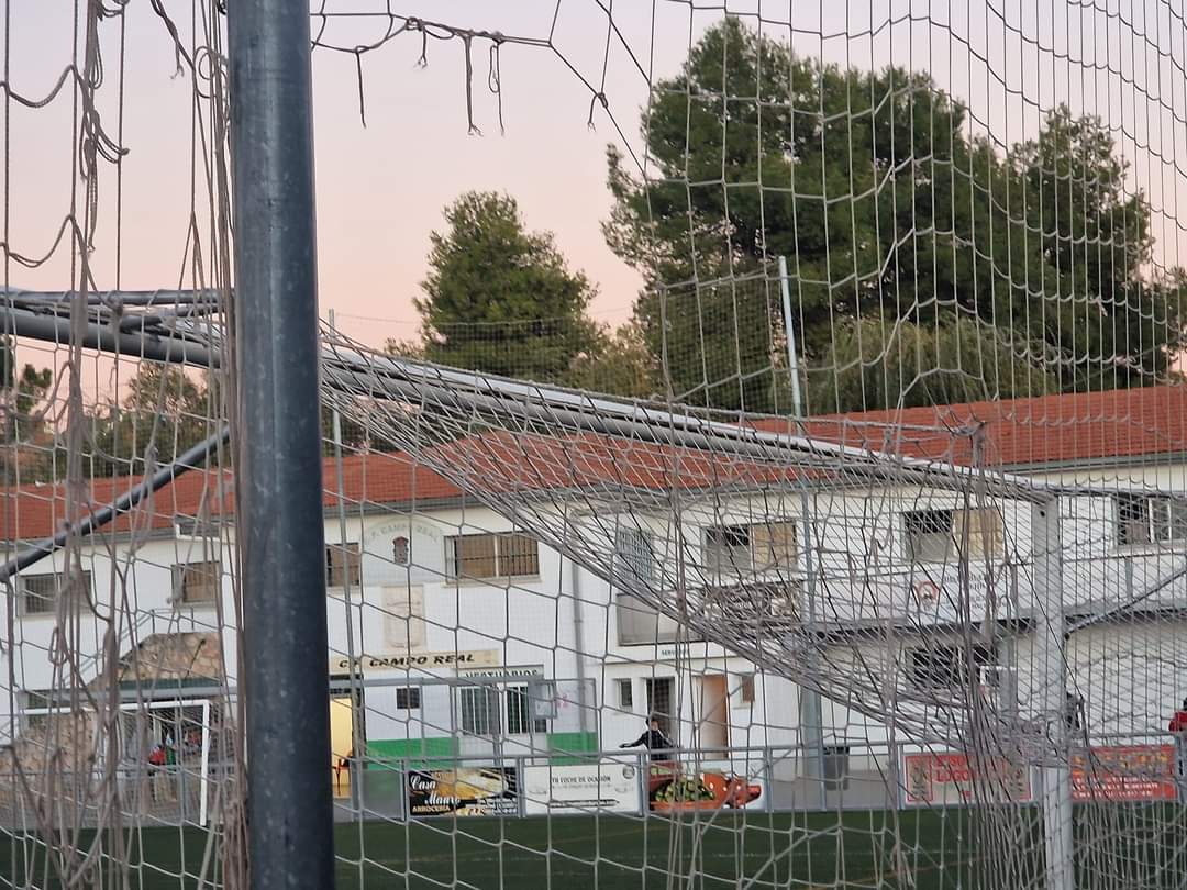 El estado de las redes del campo de fútbol ⚽️🥅 es deplorable.

No puede ser que se tarde meses en reemplazarlas. Es urgente su sustitución.