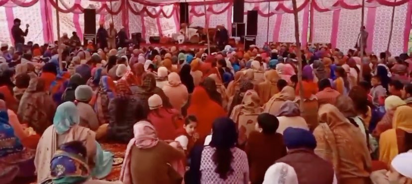 Kashmir_s_wahla's tweet image. ਹਲਕਾ ਦੀਨਾ ਨਗਰ ਪਿੰਡ ਨਿਆਮਤੇ ਵਿੱਚ ਗੁਰੂ ਰਵੀਦਾਸ ਜੀ ਦੇ ਨਵੇਂ ਬਣੇ ਭਵਨ ਦਾ ਉਦਘਾਟਨ ਸਵਾਮੀ ਗੁਰਦੀਪ ਗਿਰੀ ਜੀ ਵੱਲੋਂ ਕਿੱਤਾ ਗਿਆ। ਜਿਸ ਵਿੱਚ ਸਾਥੀਆਂ ਨਾਲ ਹਾਜਰੀ ਲਗਵਾਈ #aapgurdaspur @ArvindKejriwal @BhagwantMann @JarnailSinghAAP @raghav_chadha @HarpalCheemaMLA @HarchandSBarsat @SandeepPathak04 @AAPPunjab