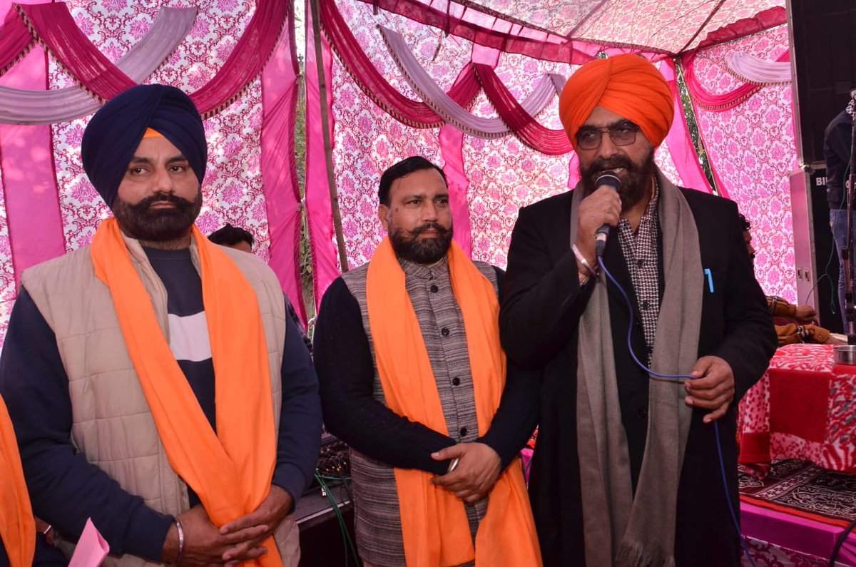 Kashmir_s_wahla's tweet image. ਹਲਕਾ ਦੀਨਾ ਨਗਰ ਪਿੰਡ ਨਿਆਮਤੇ ਵਿੱਚ ਗੁਰੂ ਰਵੀਦਾਸ ਜੀ ਦੇ ਨਵੇਂ ਬਣੇ ਭਵਨ ਦਾ ਉਦਘਾਟਨ ਸਵਾਮੀ ਗੁਰਦੀਪ ਗਿਰੀ ਜੀ ਵੱਲੋਂ ਕਿੱਤਾ ਗਿਆ। ਜਿਸ ਵਿੱਚ ਸਾਥੀਆਂ ਨਾਲ ਹਾਜਰੀ ਲਗਵਾਈ #aapgurdaspur @ArvindKejriwal @BhagwantMann @JarnailSinghAAP @raghav_chadha @HarpalCheemaMLA @HarchandSBarsat @SandeepPathak04 @AAPPunjab