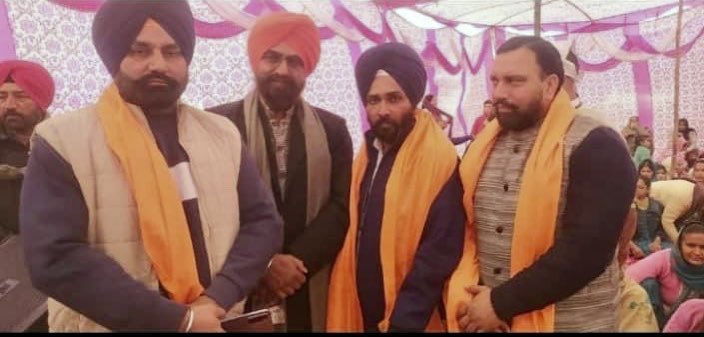 Kashmir_s_wahla's tweet image. ਹਲਕਾ ਦੀਨਾ ਨਗਰ ਪਿੰਡ ਨਿਆਮਤੇ ਵਿੱਚ ਗੁਰੂ ਰਵੀਦਾਸ ਜੀ ਦੇ ਨਵੇਂ ਬਣੇ ਭਵਨ ਦਾ ਉਦਘਾਟਨ ਸਵਾਮੀ ਗੁਰਦੀਪ ਗਿਰੀ ਜੀ ਵੱਲੋਂ ਕਿੱਤਾ ਗਿਆ। ਜਿਸ ਵਿੱਚ ਸਾਥੀਆਂ ਨਾਲ ਹਾਜਰੀ ਲਗਵਾਈ #aapgurdaspur @ArvindKejriwal @BhagwantMann @JarnailSinghAAP @raghav_chadha @HarpalCheemaMLA @HarchandSBarsat @SandeepPathak04 @AAPPunjab