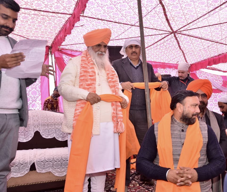 Kashmir_s_wahla's tweet image. ਹਲਕਾ ਦੀਨਾ ਨਗਰ ਪਿੰਡ ਨਿਆਮਤੇ ਵਿੱਚ ਗੁਰੂ ਰਵੀਦਾਸ ਜੀ ਦੇ ਨਵੇਂ ਬਣੇ ਭਵਨ ਦਾ ਉਦਘਾਟਨ ਸਵਾਮੀ ਗੁਰਦੀਪ ਗਿਰੀ ਜੀ ਵੱਲੋਂ ਕਿੱਤਾ ਗਿਆ। ਜਿਸ ਵਿੱਚ ਸਾਥੀਆਂ ਨਾਲ ਹਾਜਰੀ ਲਗਵਾਈ #aapgurdaspur @ArvindKejriwal @BhagwantMann @JarnailSinghAAP @raghav_chadha @HarpalCheemaMLA @HarchandSBarsat @SandeepPathak04 @AAPPunjab