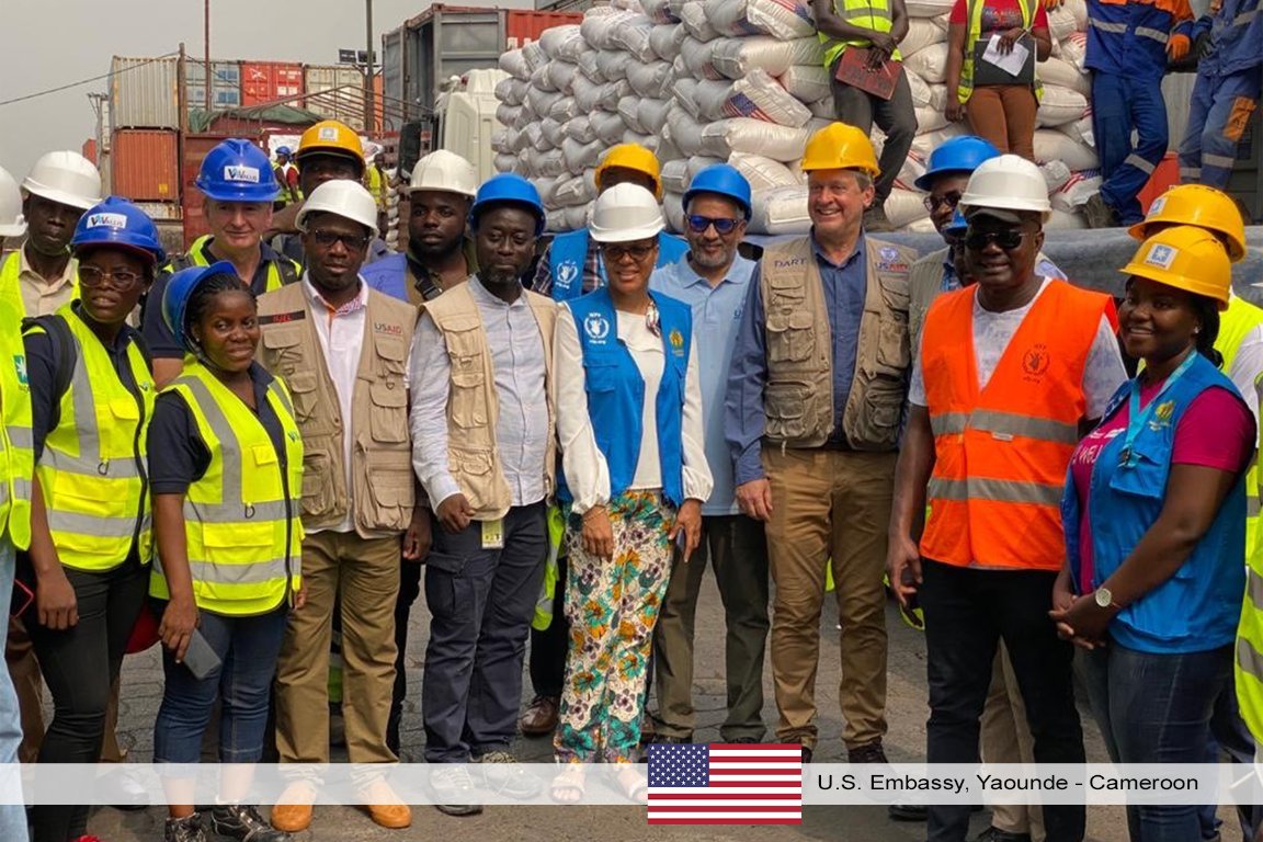 (1/2) Le 19 janvier, une nouvelle aide alimentaire en nature pour le Sud-Ouest et le Nord-Ouest a débarqué au port de Douala. 151 240 sacs de riz, 177 188 gallons d'huile et 2 449 tonnes de petits pois, donnés par le gouvernement américain.
