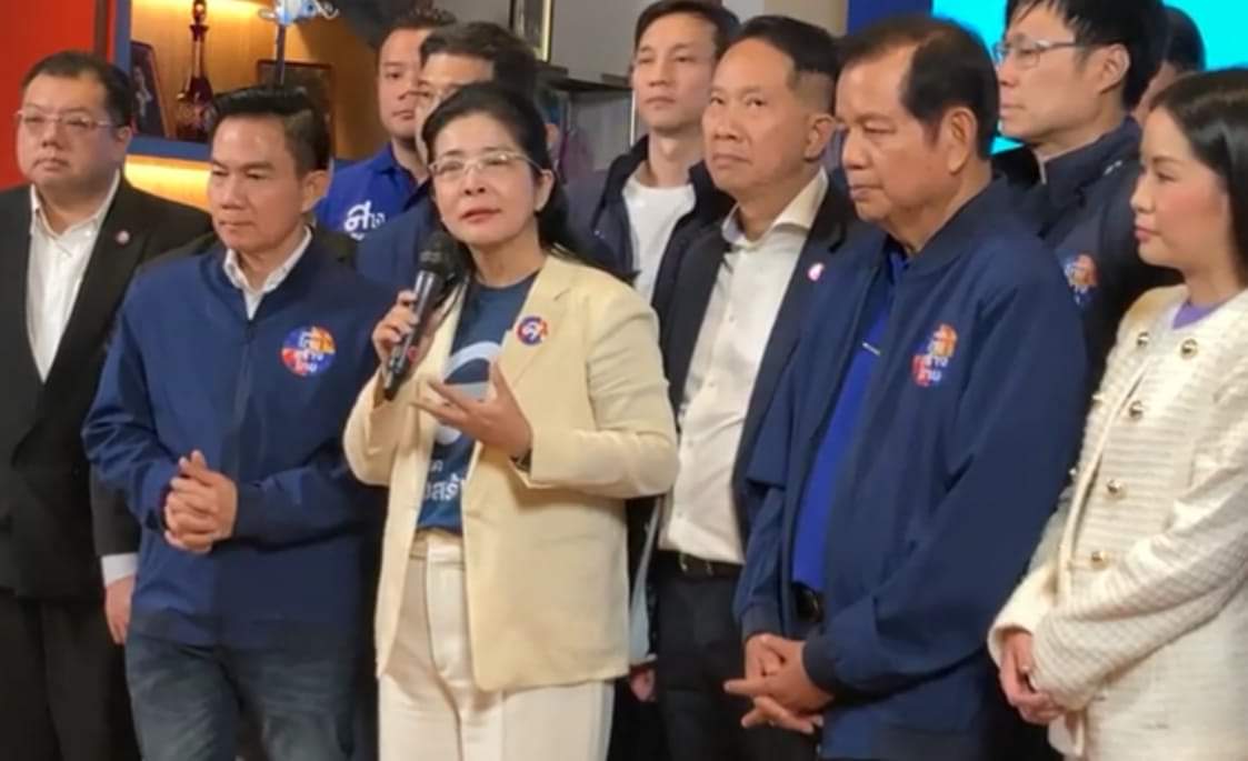 บ่ายนี้  "สุดารัตน์ เกยุราพันธุ์"(陳慧蘭)หัวหน้าพรรคไทยสร้างไทย เปิดตัวสองอดีตส.ส.พรรคเพื่อไทย ที่ย้ายมาสังกัดพรรคการเมืองของเธอ

(ซ้าย) "เก่ง"การุณ โหสกุล วัย 55 อดีตส.ส กทม เขต 10 
(ขวา) ชวลิต วิชยสุทธิ์ วัย 70 นายอำเภอเก่า  อดีตส.ส จังหวัดนครพนม 2 สมัย

(สงวน  คุ้มรุ่งโรจน์)