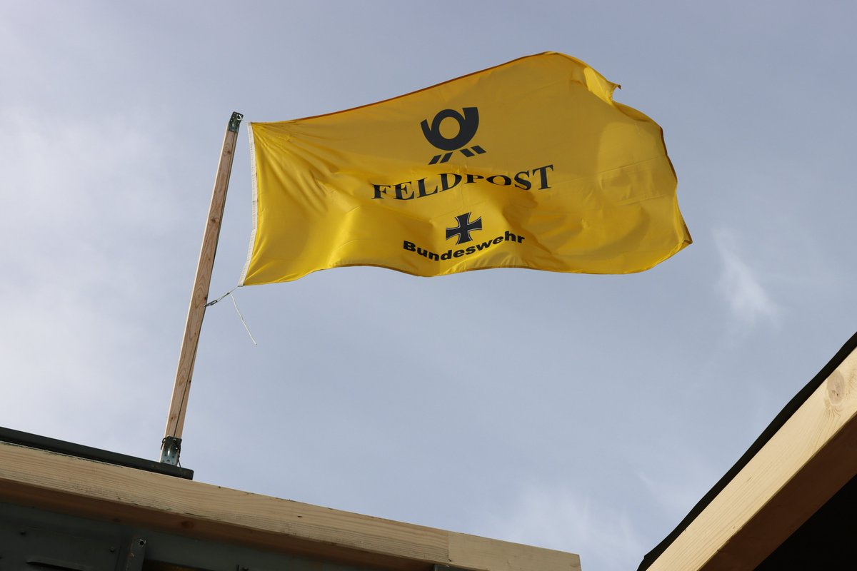 Bw_Einsatz's tweet image. Ein wichtiger Bestandteil der #BundeswehrimEinsatz ist die Verbindung in die Heimat. Das Feldpostamt bei #eVA im slowakischen Sliač sichert den Kontakt zu den Angehörigen und organisiert die Sendungen und Briefe der Soldatinnen und Soldaten im Einsatz. 
bundeswehr.de/de/einsaetze-b…