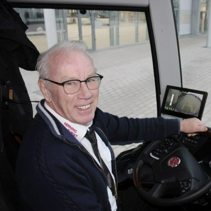 DaimlerTruck's tweet image. Herning Turist has received a new S 517 HDH. It&apos;s the first #Setra #TopClass coach in #Denmark to carry the brand’s new family face. The father of the company&apos;s CEOs, still an active driver himself, was surprised with the handover of the Setra #coach during a factory visit. 🚌🎉